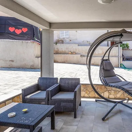 1 Bedroom Awesome In Polje Apartamento