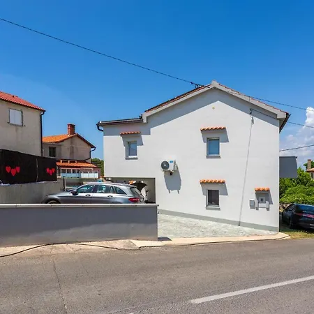 1 Bedroom Awesome In Polje Apartamento *